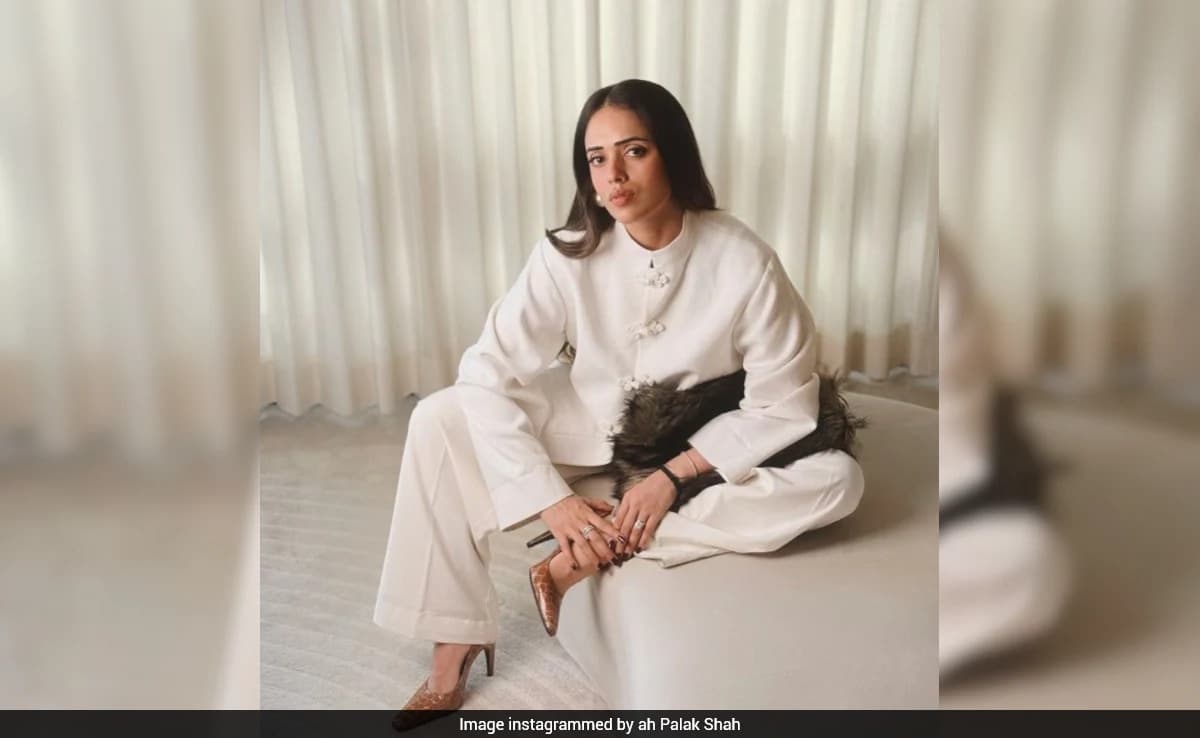 डीएलएफ एम्पोरियो के पास का एक अनिरस्त बिलबोर्ड 'एकाया बनारस' के संस्थापक को 40 लाख रुपये का खमियाजा क्यों उठाना पड़ा