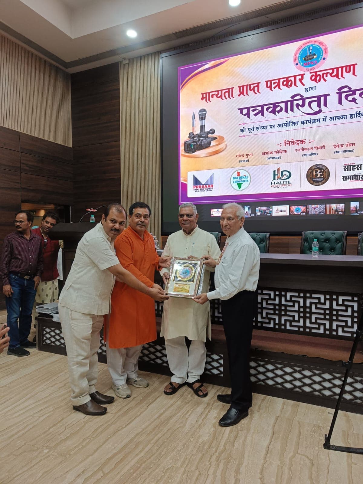 हिंदी पत्रकारिता दिवस: सीएम से मिला पत्रकारों का प्रतिनिधिमंडल
