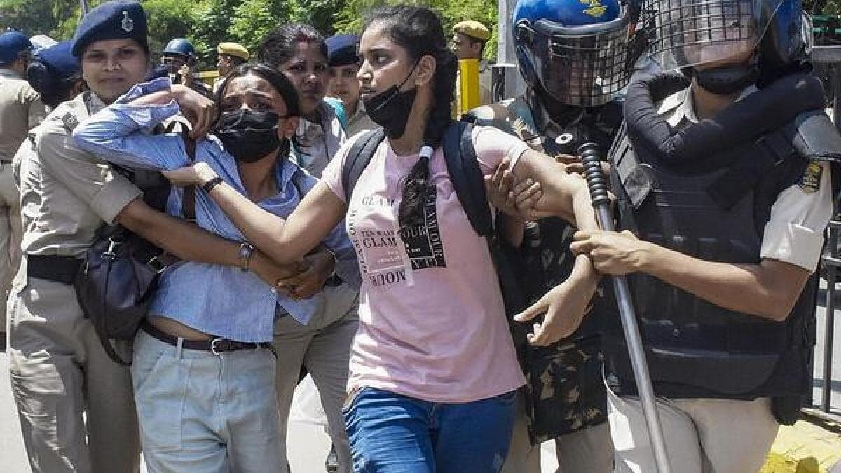 एनईईटी पर बहस परीक्षा की सत्ता से कहीं बड़ी