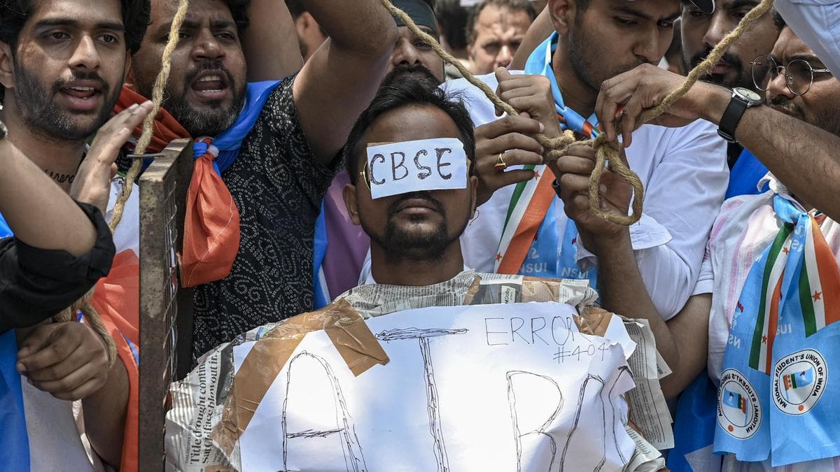 सीबीएसई की मूल्यांकन प्रणाली को क्यों आलोचना का सामना करना पड़ रहा है?
